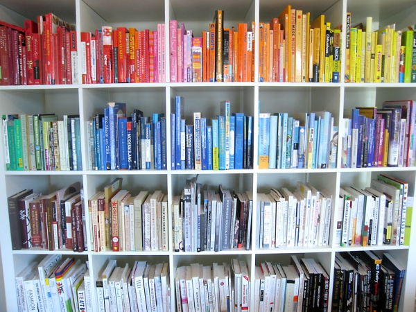 bookshelf-clutter